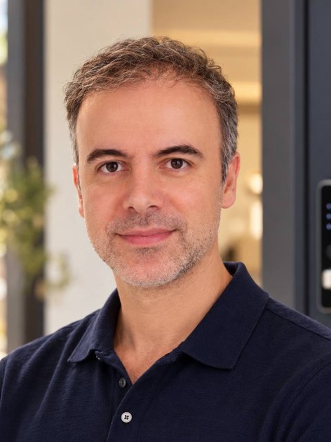Farid, your Palmeras neighbor and smart lock installer